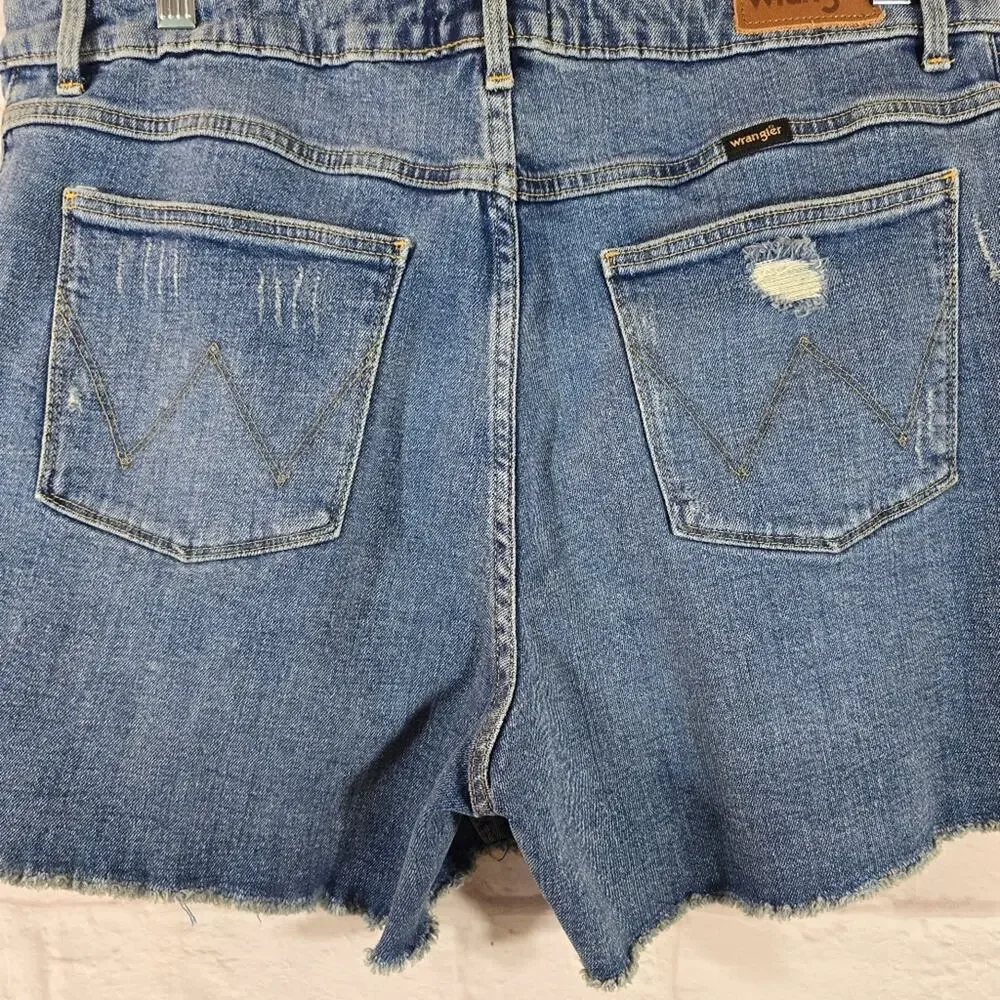 Y Wrangler Women's 4" Frayed Jean Shorts Destroyed Sky Light Blue NWT Size 14 32 - Picture 7 of 11